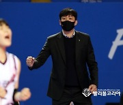 3연패 탈출, 기뻐하는 KGC인삼공 이영택감독.