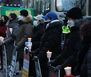 촛불 든 헬스클럽 관계자들