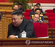 북한, '일하는 당대회' 부각..주석단에서도 연신 오가는 대화