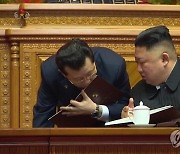 북한, '일하는 당대회' 부각..주석단에서도 연신 오가는 대화