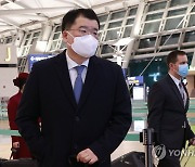 이란행 출국 수속하는 최종건 외교차관