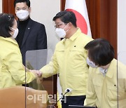 [포토]인사 나누는 박영선 장관-전해철 장관
