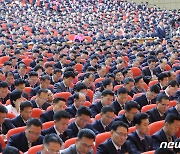 제8차 노동당 대회에 참가한 북한 대표자의 모습