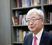 김석동 전 금융위원장, 작가 변신