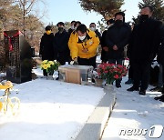 故 김용균 묘소에 헌화하는 김종철 대표