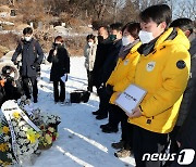 중대재해법 들고 故 노회찬 묘소 찾은 김종철 대표