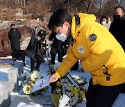 노회찬 묘소에 중대재해법 전하는 김종철 대표