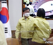 박영선 장관과 대화하는 전해철 장관