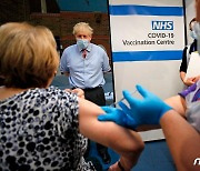 변이 코로나 확산에 다급한 영국, "하루 20만명씩 백신 접종"