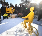 [TF사진관] 김용균 씨 묘역에 헌화하는 김종철 정의당 대표