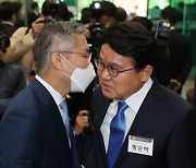 [단독] "검찰 수사권 폐지 찬성하라" 與의원 서약받는 친문