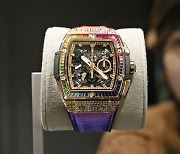 갤러리아, 명품관에서 '1억3000만원' 위블로 한정판 시계 전시