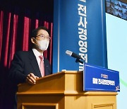 신창재 교보생명 회장, '양손잡이 경영' 드라이브 건다