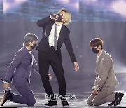 [포토] RM-정국-진 '성스러운 목소리'