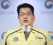 [종합] 정부 "3차 유행 정점 통과..국민 협조 더욱 필요"