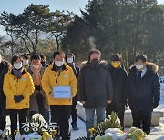 노회찬 묘소 찾아간 정의당 "중대재해법 내용 변화 죄송"