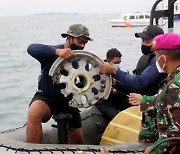 [포토] 62명 실종 인도네시아 여객기 잔해 수거
