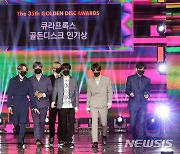 방탄소년단, 큐라프록스 골든디스크 인기상 수상