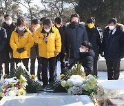 노회찬 묘소 앞 고개숙인 정의당 "대단히 죄송하다"