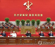 북한 노동당 대표증 들고 있는 김정은과 간부들