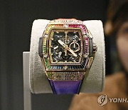 갤러리아백화점, 스위스 시계 브랜드 '위블로' 제품 전시