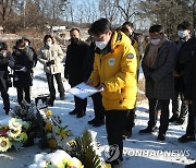 노회찬 묘소에 중대재해법 올리는 김종철