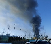 김포 대곶면 공장서 불..치솟는 검은 연기