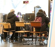 [포토]긴급 고용안정지원금, 관계자와 대화 나누는 시민들