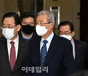 [포토]비대위 참석하는 김종인-주호영