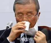 [포토]'물 마시는 김종인 비대위원장'