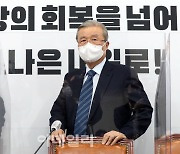 [포토]'비대위 참석하는 김종인 비대위원장'