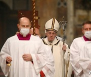 교황 주치의 코로나로 사망, 교황은 "다음주 백신 맞을 것"