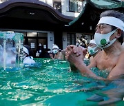 하루 1만명 쏟아지는데.."기도로 코로나 극복" 얼음물 뛰어드는 일본인들