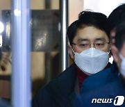 법원 출석한 김병욱 "여비서 성폭행한 적 없다"..혐의 부인(종합)