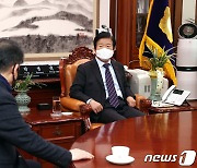 김경협 신임 국회 정보위원장과 대화 나누는 박병석 의장