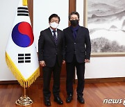 김경협 신임 국회 정보위원장 예방 받는 박병석 국회의장