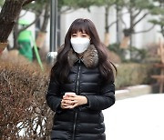 [E포토] 강성연, '출근길 따뜻한 커피와 함께'