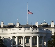 美 의회 경찰 또 사망..트럼프 "백악관 조기 게양 지시"(종합)