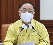 홍남기, 새해 첫 간부회의서 부동산 문제 거론.."주택공급 속도"