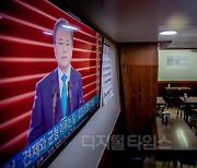[포토] 음식점 TV서 중계되는 문재인 대통령 신년사