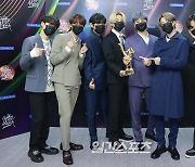 [포토]방탄소년단, '트로피 어때요 아미?'