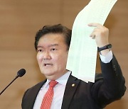 '부정 선거 주장' 민경욱, '광복절 집회' 주최 혐의로 경찰 조사