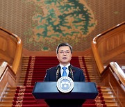 Moon reaffirms willingness to talk with NK 'anytime, anywhere'
