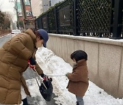 "어른들보다 낫네"..채림 5세 아들, 엄마 따라 길거리 쓰레기 줍기