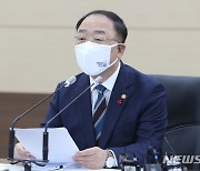 홍남기, 새해 첫 간부회의서 부동산 문제 거론.."주택공급 속도"