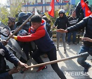 경찰과 충돌한 네팔 군주제 복원 요구 시위대