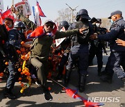군주제 복원 요구하는 네팔 시위대