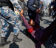 경찰에 이송되는 네팔 시위 부상자