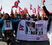 네팔 시위대 "군주제 복원하라"