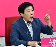 박상학 "취재진 폭행은 정당방위" 첫 재판서 혐의부인